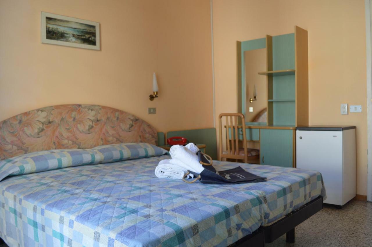 Hotel Lauretta Bellaria-Igea Marina Bagian luar foto