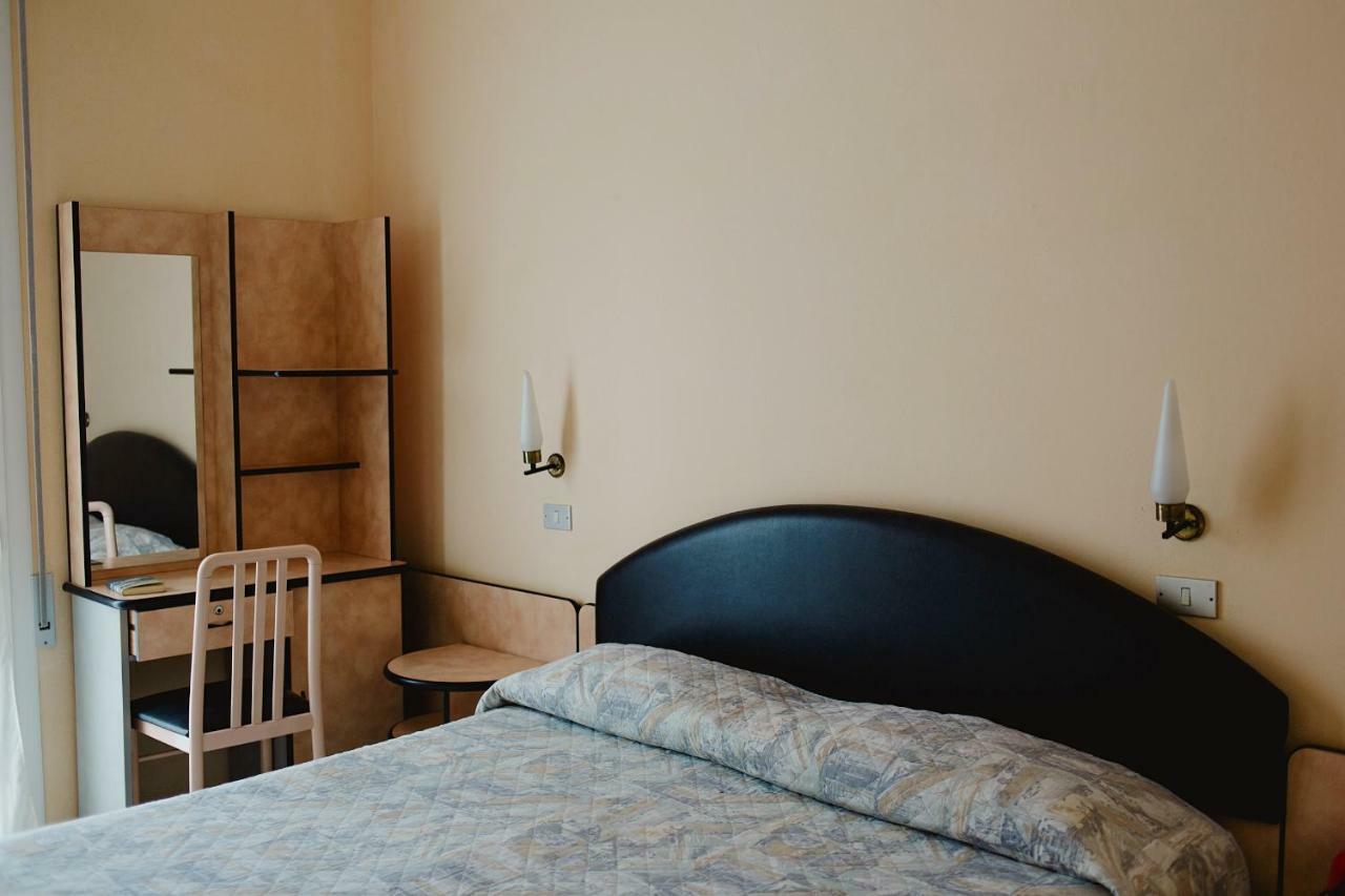 Hotel Lauretta Bellaria-Igea Marina Bagian luar foto