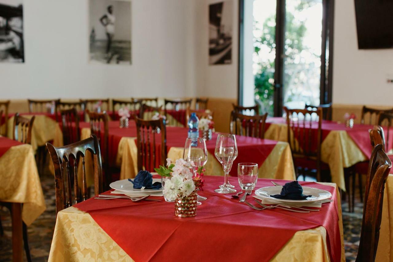 Hotel Lauretta Bellaria-Igea Marina Bagian luar foto