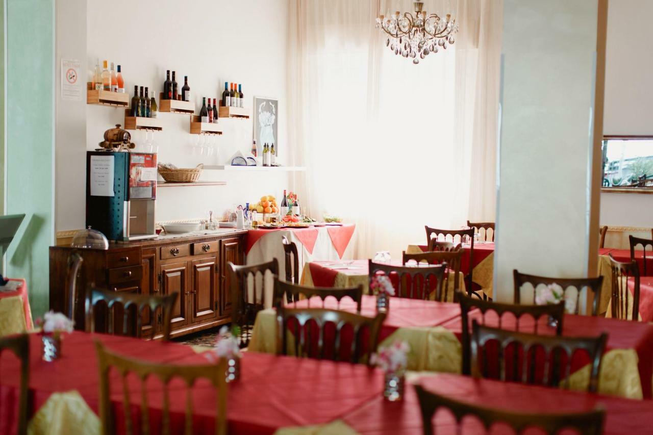 Hotel Lauretta Bellaria-Igea Marina Bagian luar foto